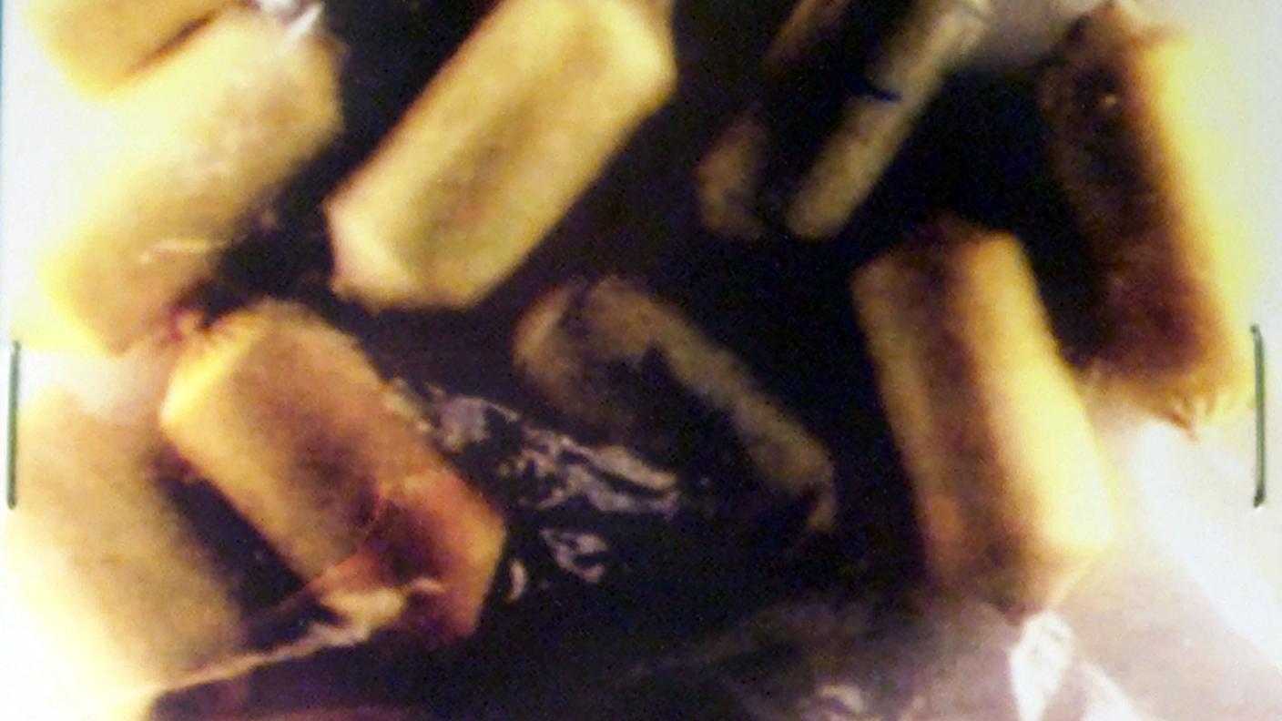 Undici anni e 104 capsule nello stomaco