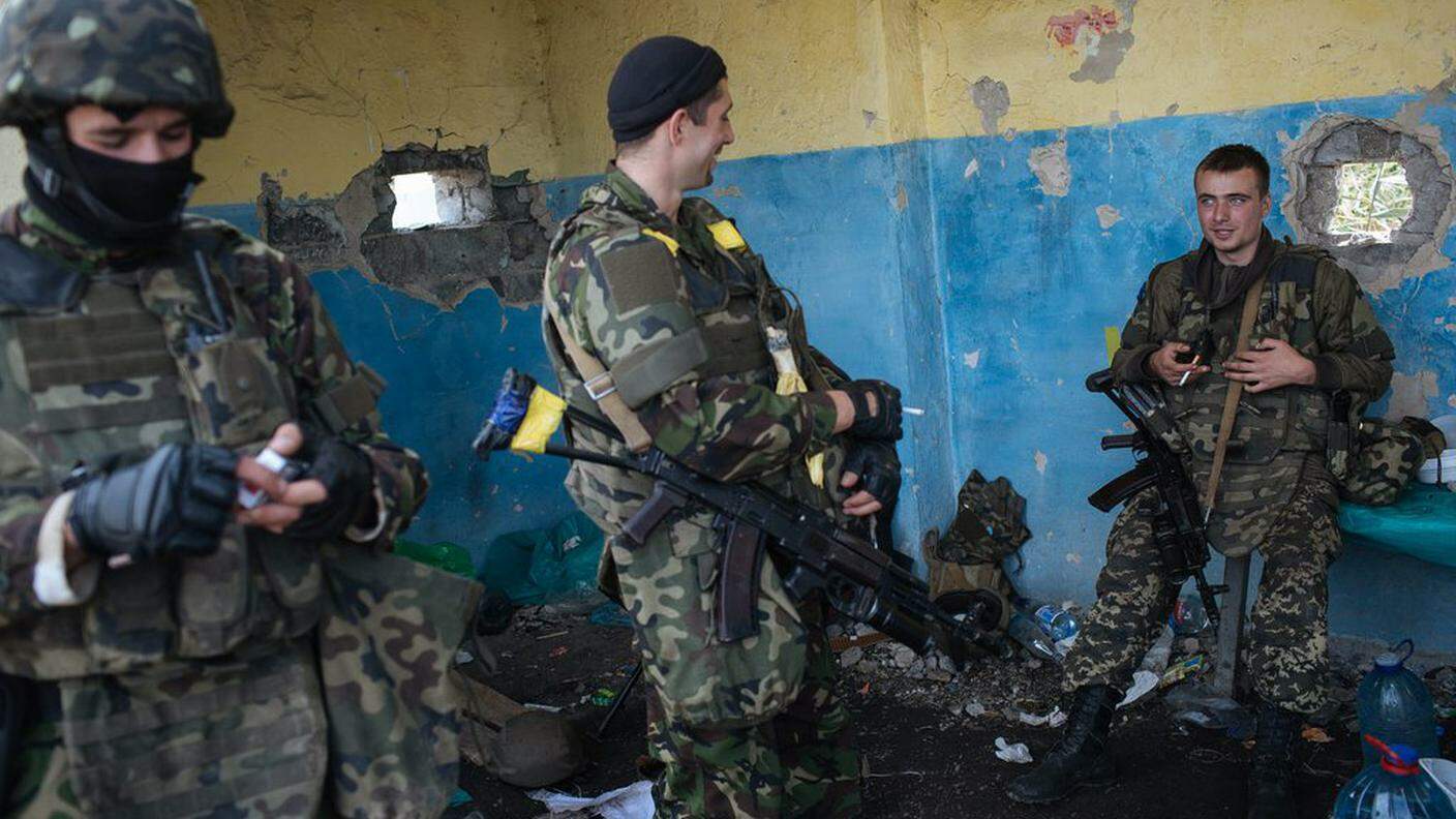 Soldati ucraini a un posto di blocco nell'est del paese