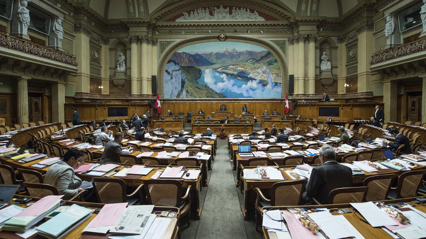 I deputati avevano lavorato fino a tardi e hanno dovuto tornare in aula già alle otto