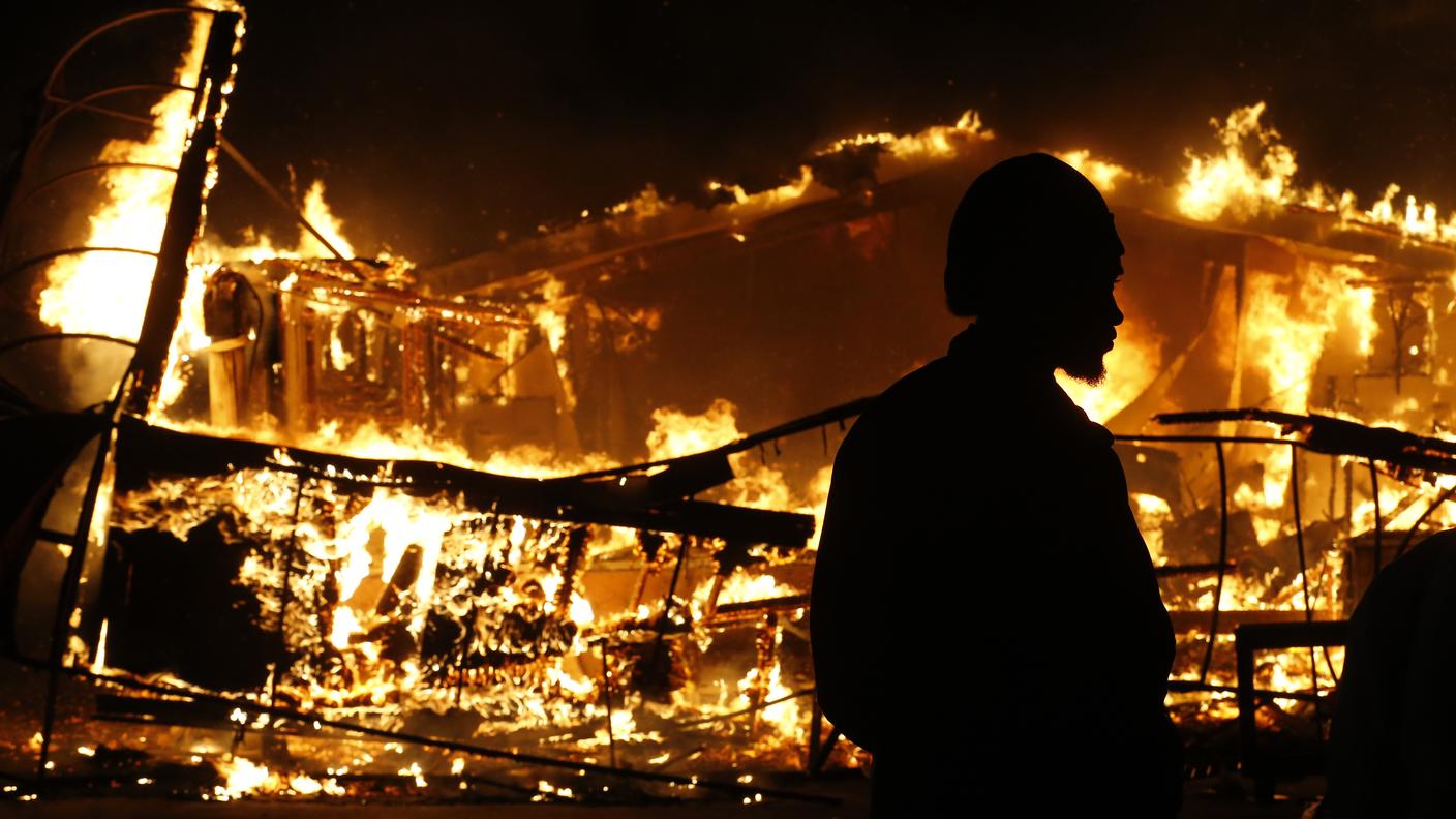 Un edificio della cittadina del Missouri dato alle fiamme
