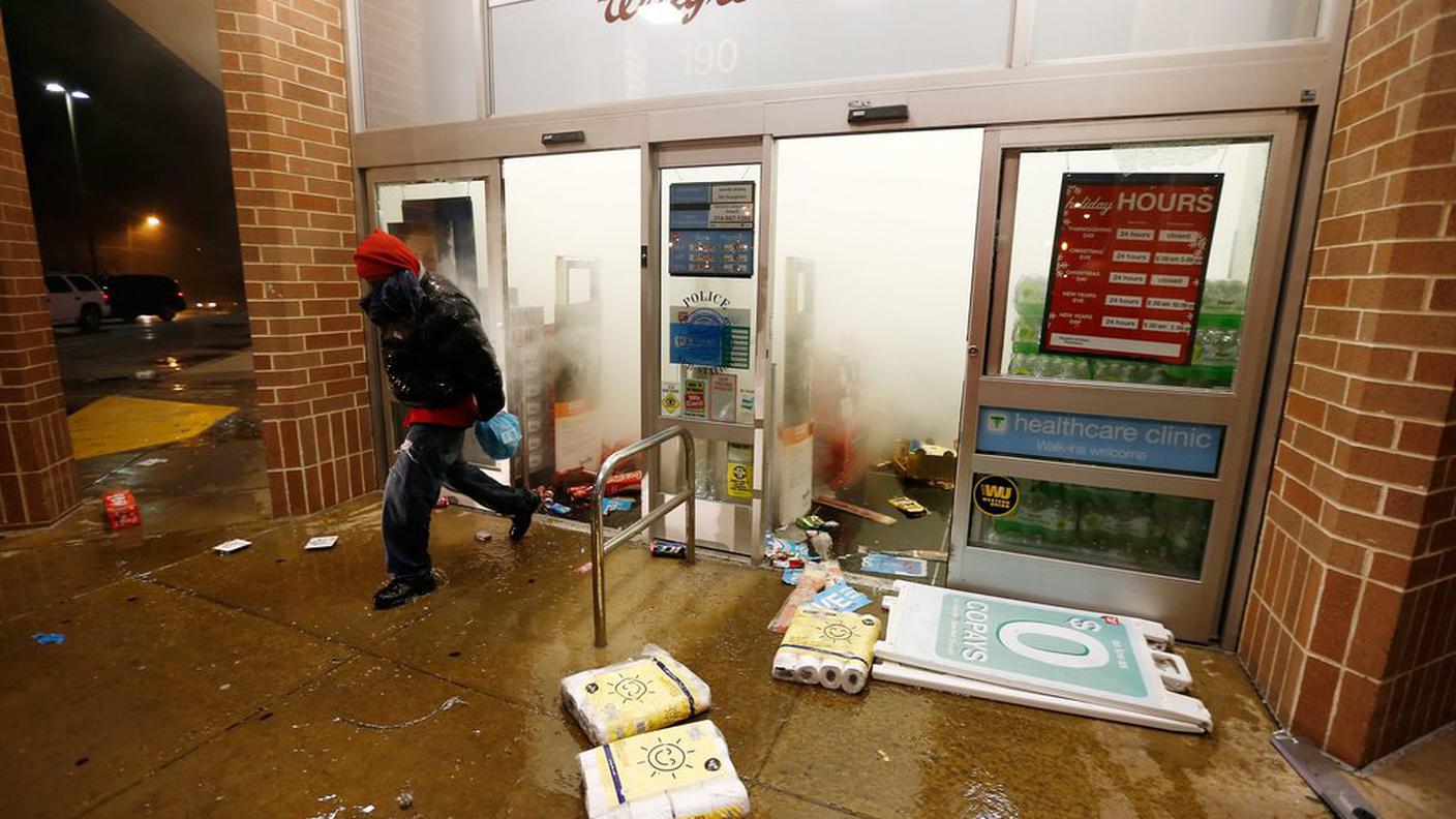C'è chi a Ferguson ne approfitta per saccheggiare i negozi