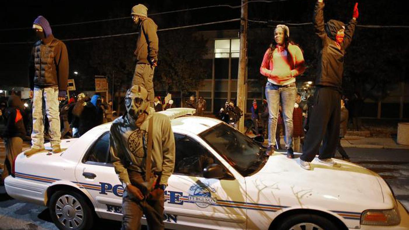 Ferguson, i dimostranti su una macchina della polizia