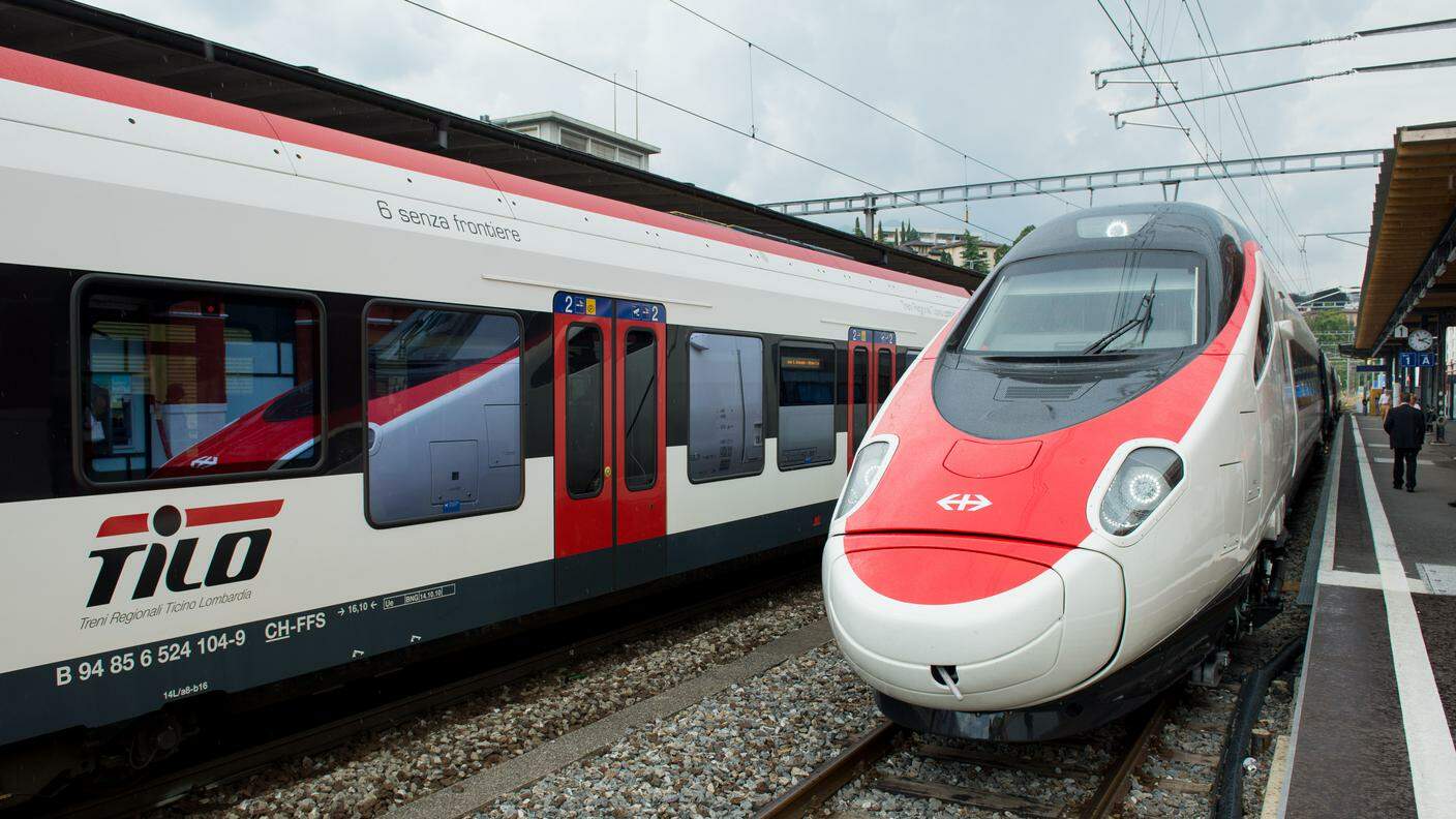 Il nuovo ETR 610 accanto a un treno regionale TiLO a Lugano in agosto