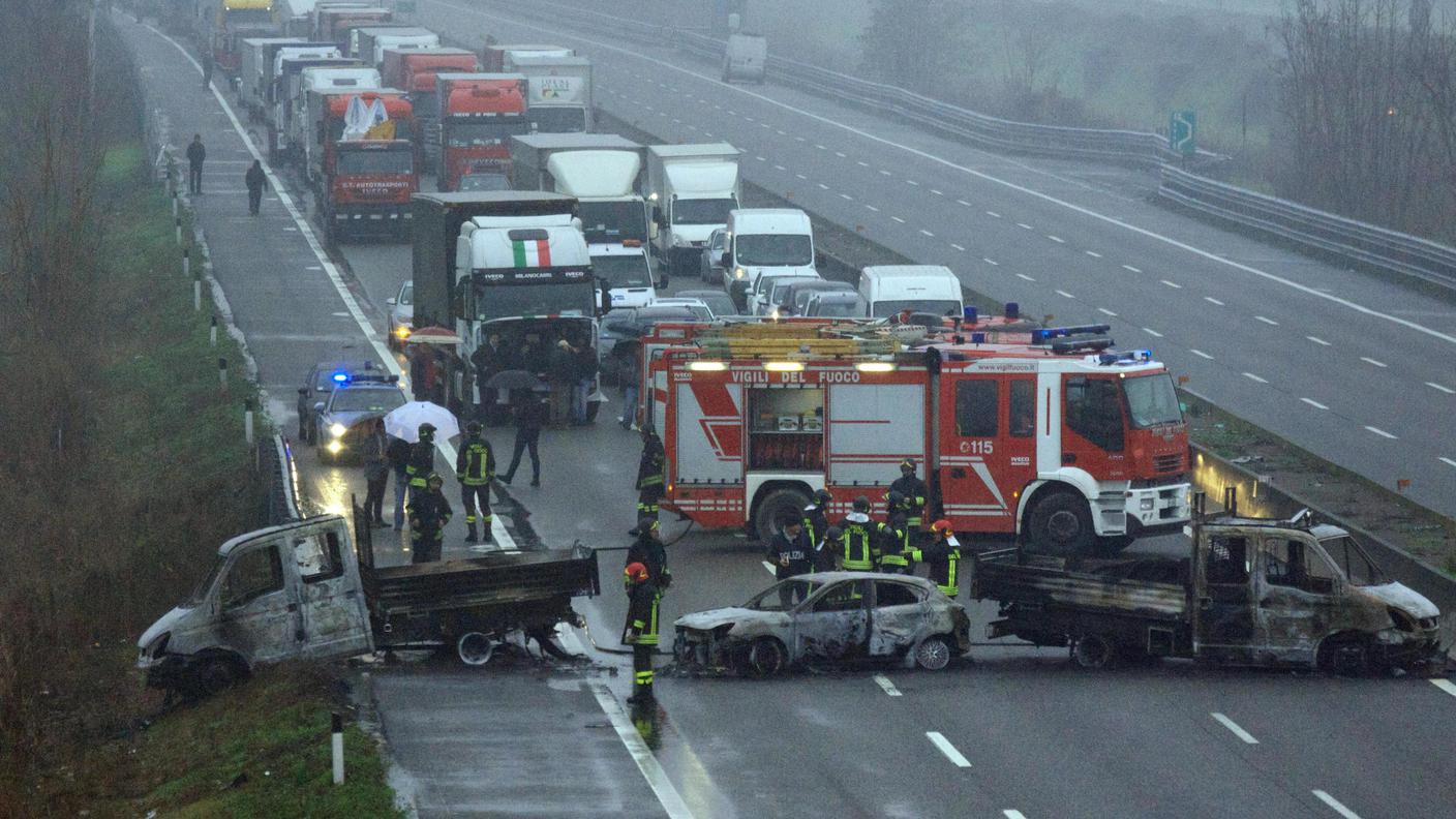 Fiamme, chiodi e posti di blocco