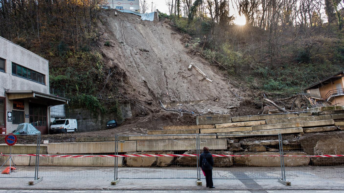 La frana a Ponte di Valle, a Davesco. La zona è sotto sequestro