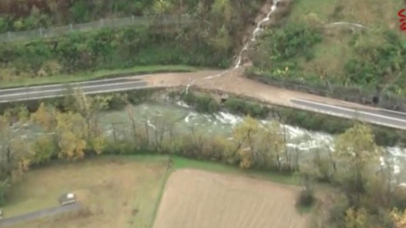 Un'immagine della frana sulla SP61 diffusa dai vigili del fuoco del Comando di Varese