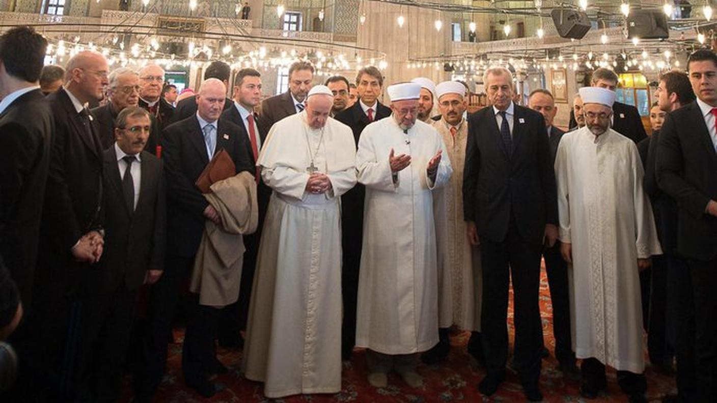 Il Papa in preghiera alla Moschea Blu