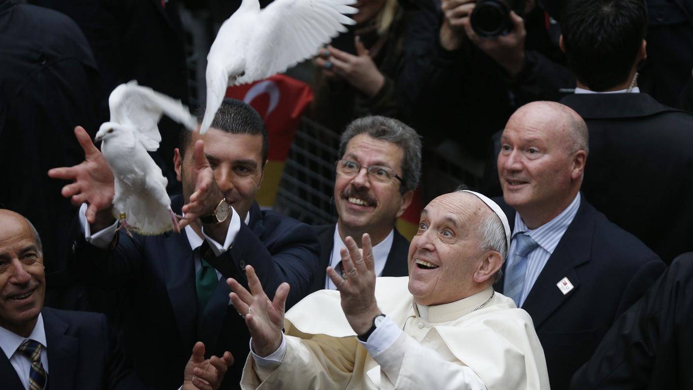 Il Papa mentre rilascia una colomba 