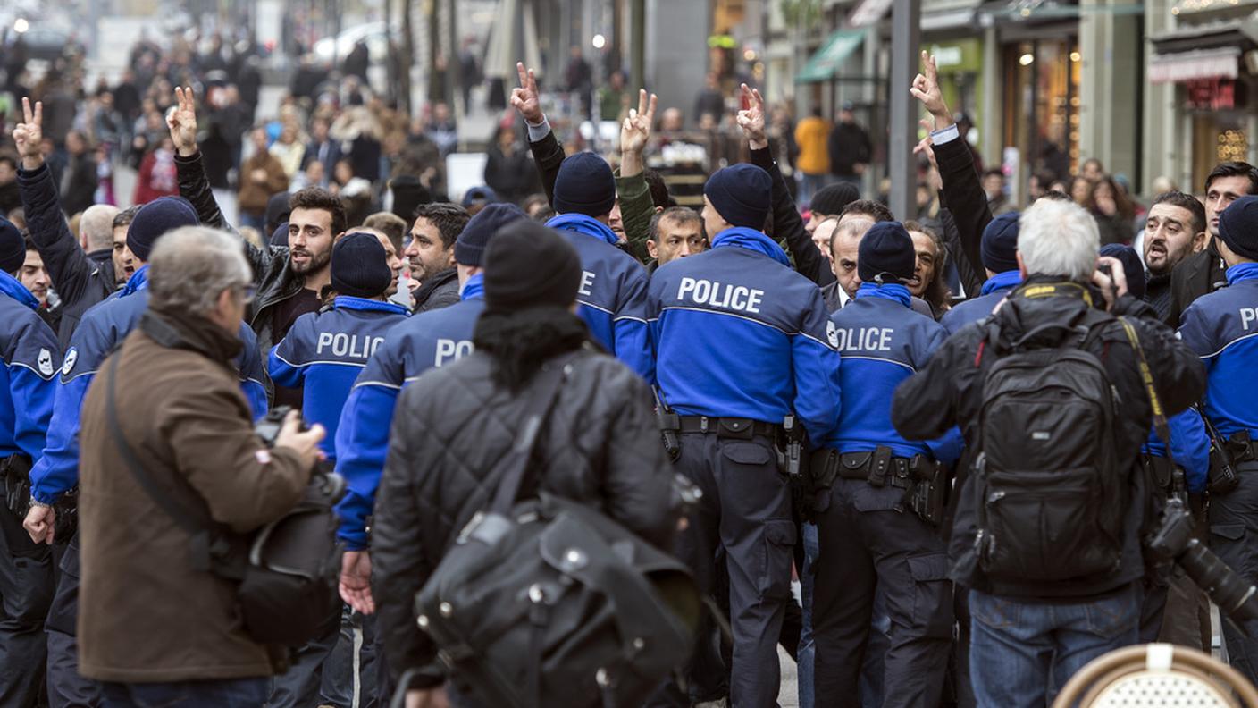 La polizia ha fermato i manifestanti filocurdi