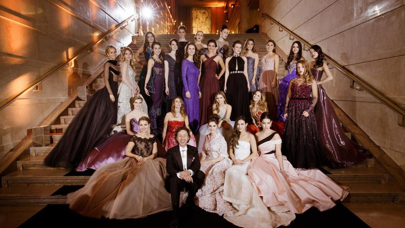 Le partecipanti indossavano creazioni di haute couture