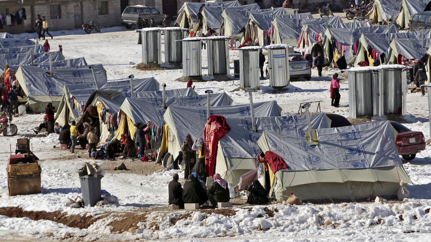 Arriva l'inverno e molti di loro non hanno neppure le scarpe