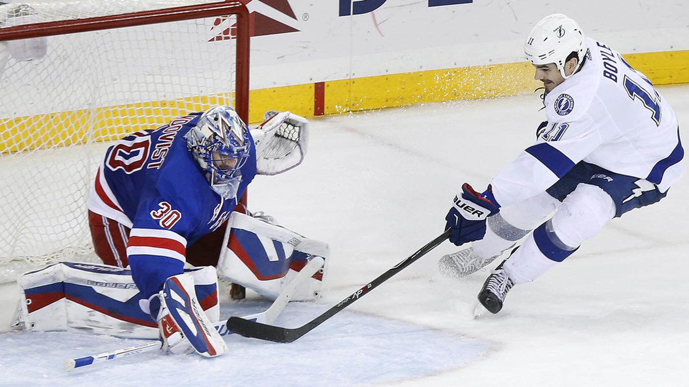 Brian Boyle all'assalto di Henrik Lundqvist