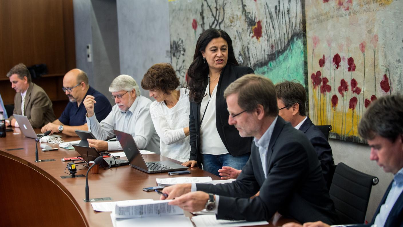 La capogruppo del PS, Pelin Kandemir Bordoli, in piedi durante una seduta della Gestione in settembre