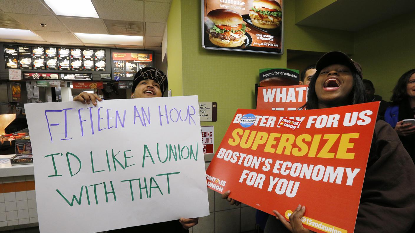 Dipendenti di un fast-food protestano in un locale di Boston