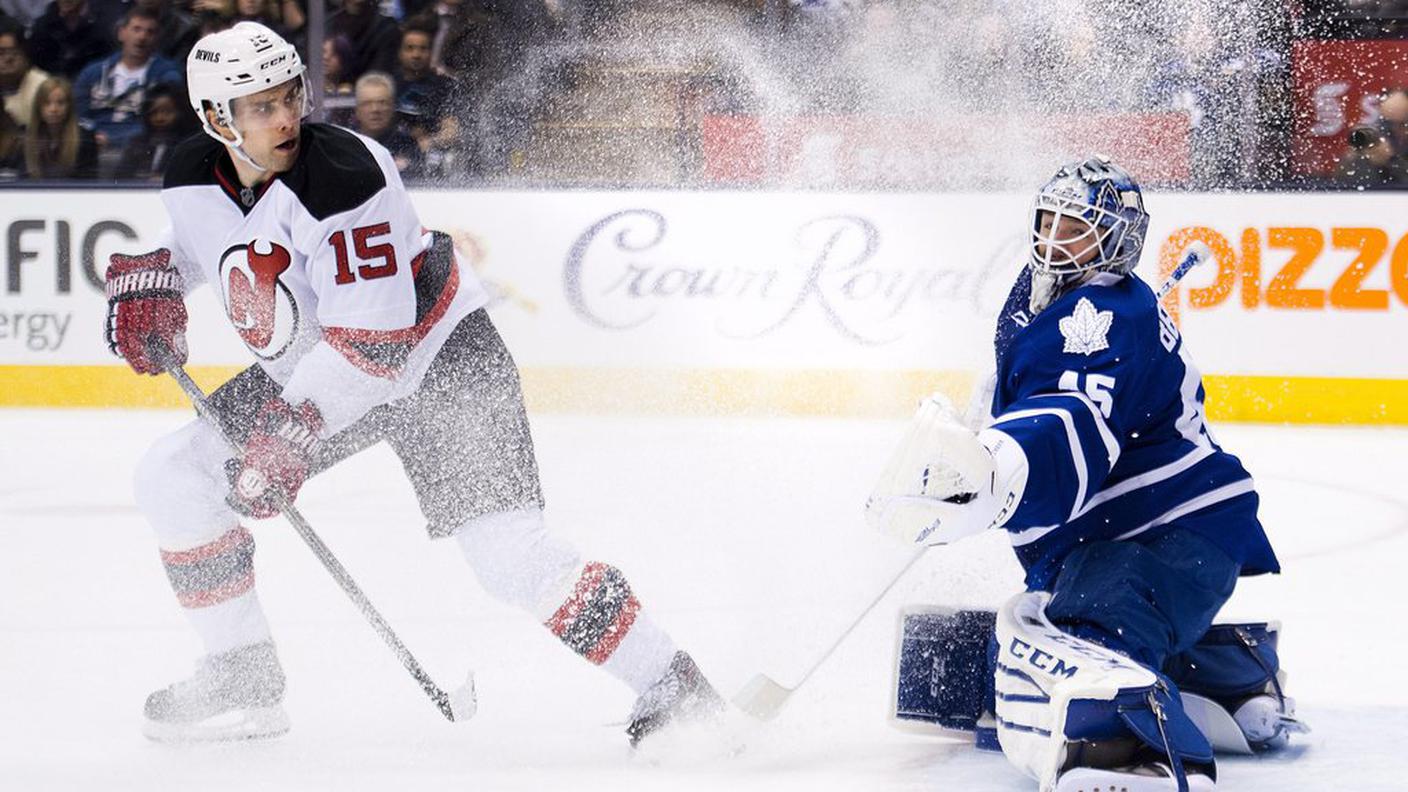Bernier e Rutuu nel match tra Maple Leafs e Devils