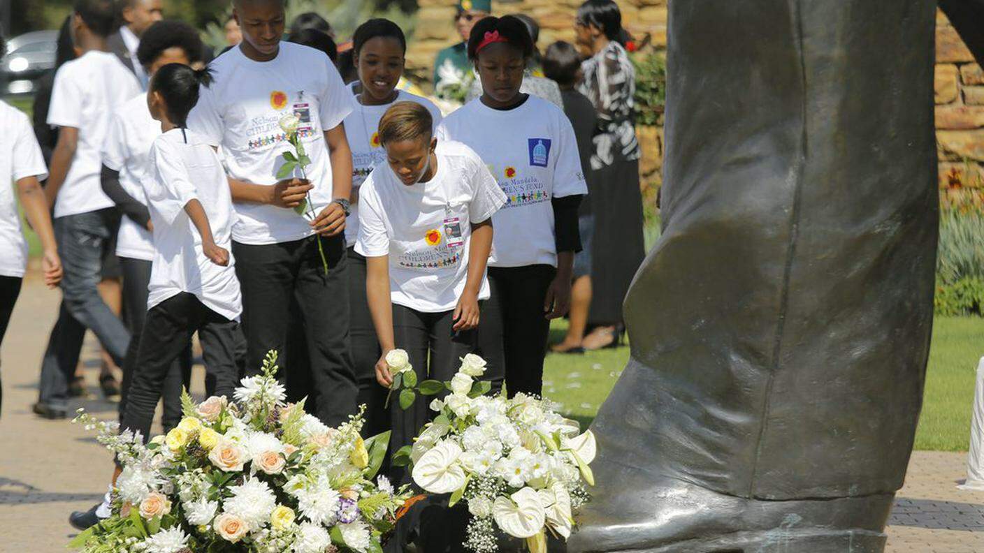 Fiori ai piedi della statua che raffigura il grande uomo a Pretoria