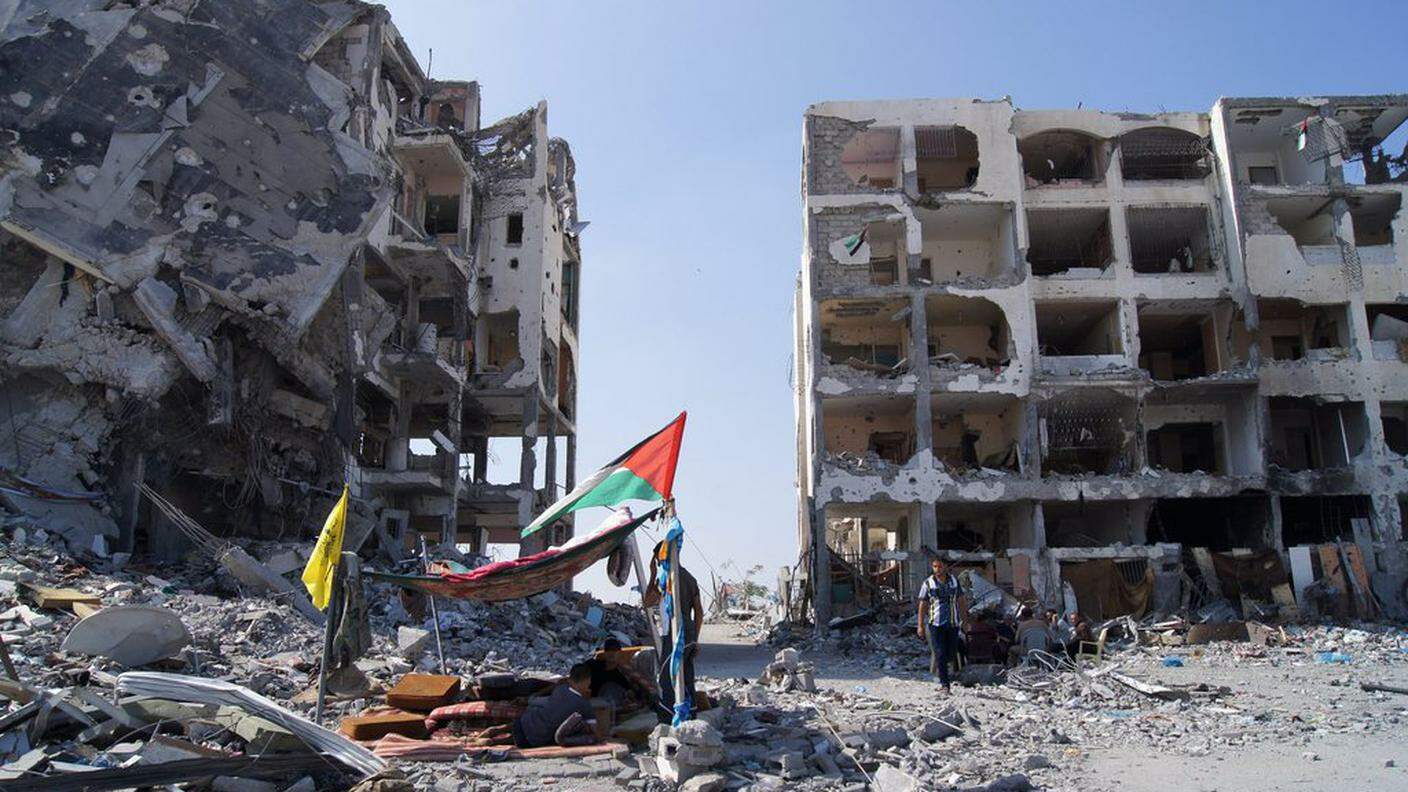 Palazzi distrutti dai bombardamenti israeliani sulla striscia di Gaza