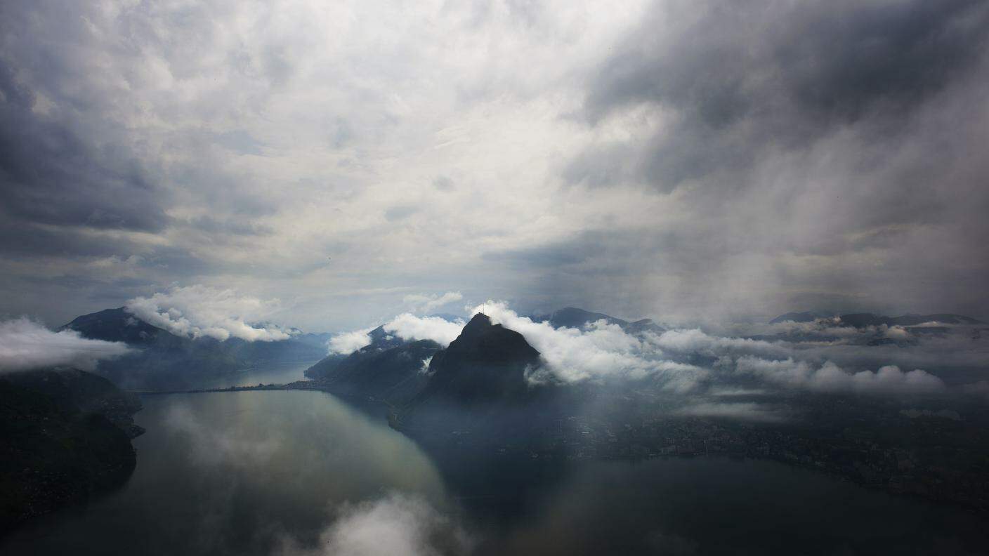 Il Monte San Salvatore circondato dalle nubi 