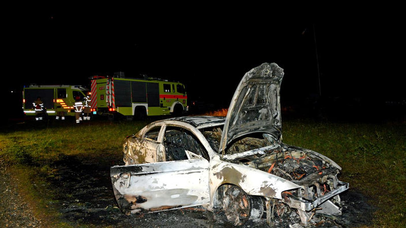 I resti del veicolo dopo l'incendio