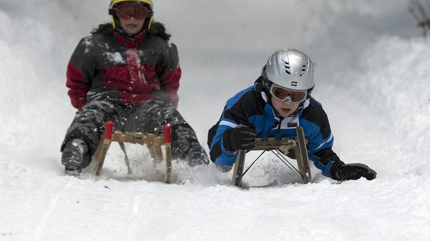 Sulla slitta, in Svizzera, sono soprattutto i bambini a portare il casco