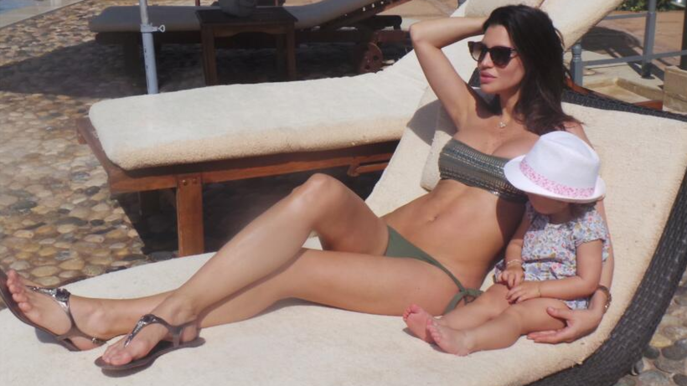 Claudia Galanti con uno dei due figli più grandi