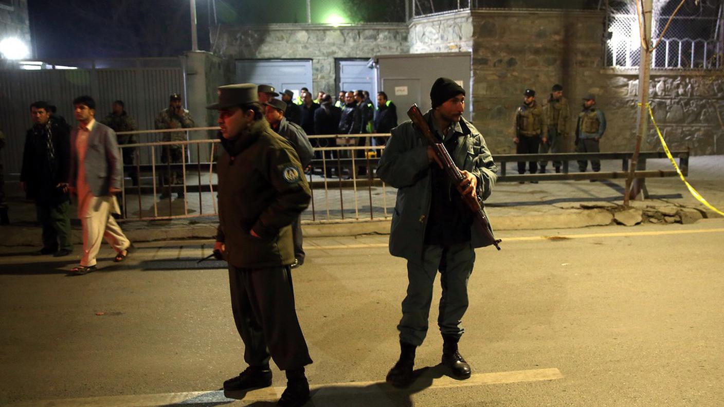 Forze di sicurezza afghane davanti al luogo dell'attentato