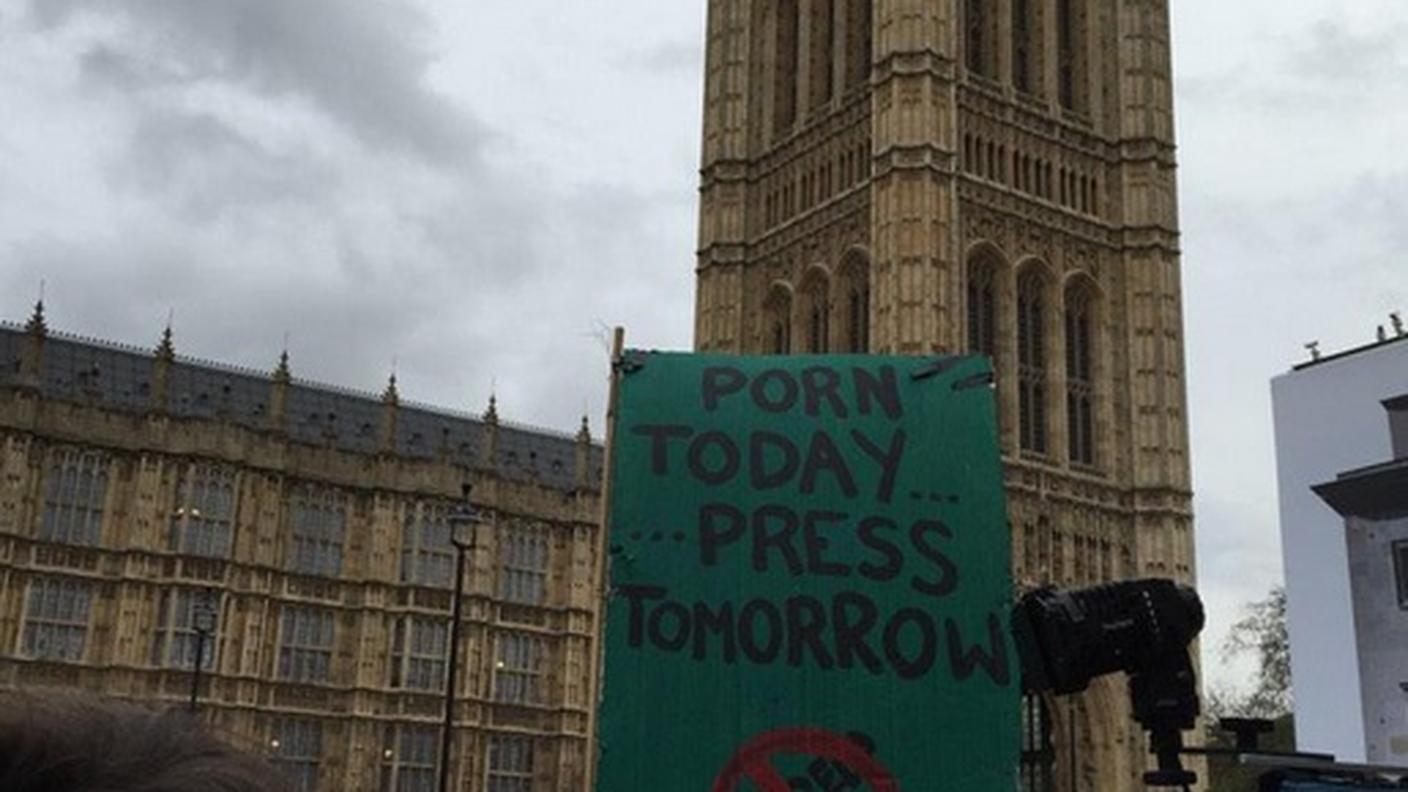 ''Oggi la pornografia, domani la stampa'': la nuova legge è stata percepita come un atto di censura