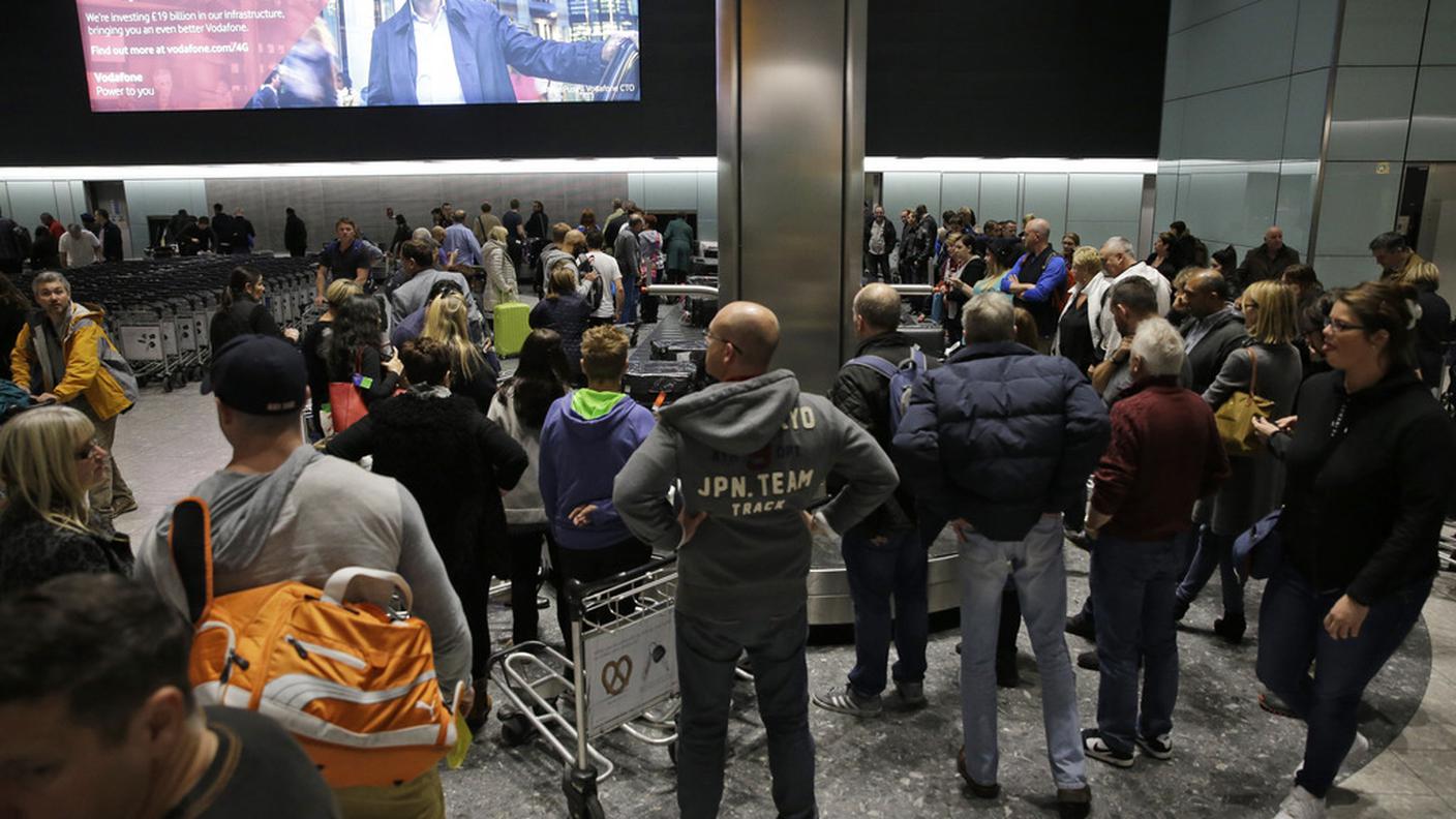 Passeggeri bloccati venerdì nello scalo londinese di Heathrow 