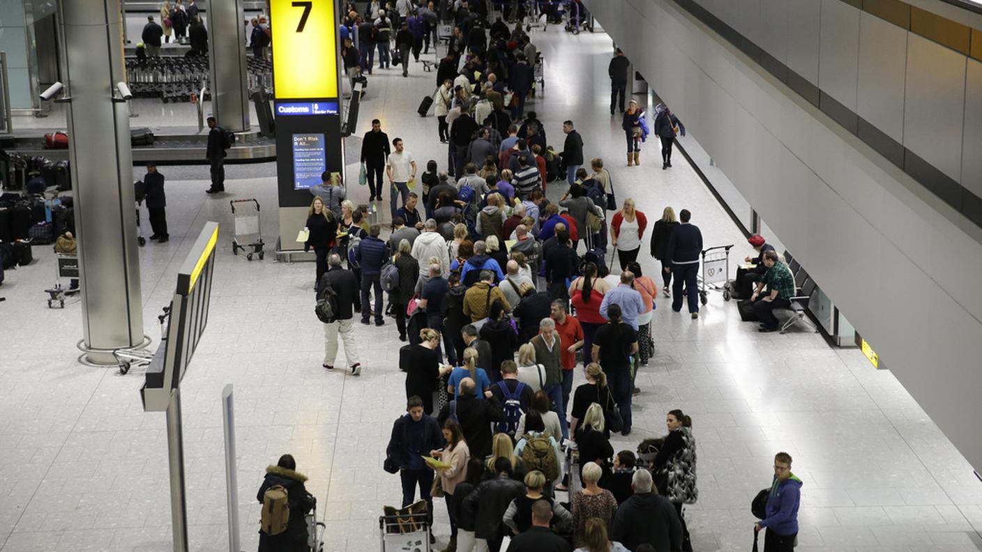 File interminabili all'aeroporto di Heathrow