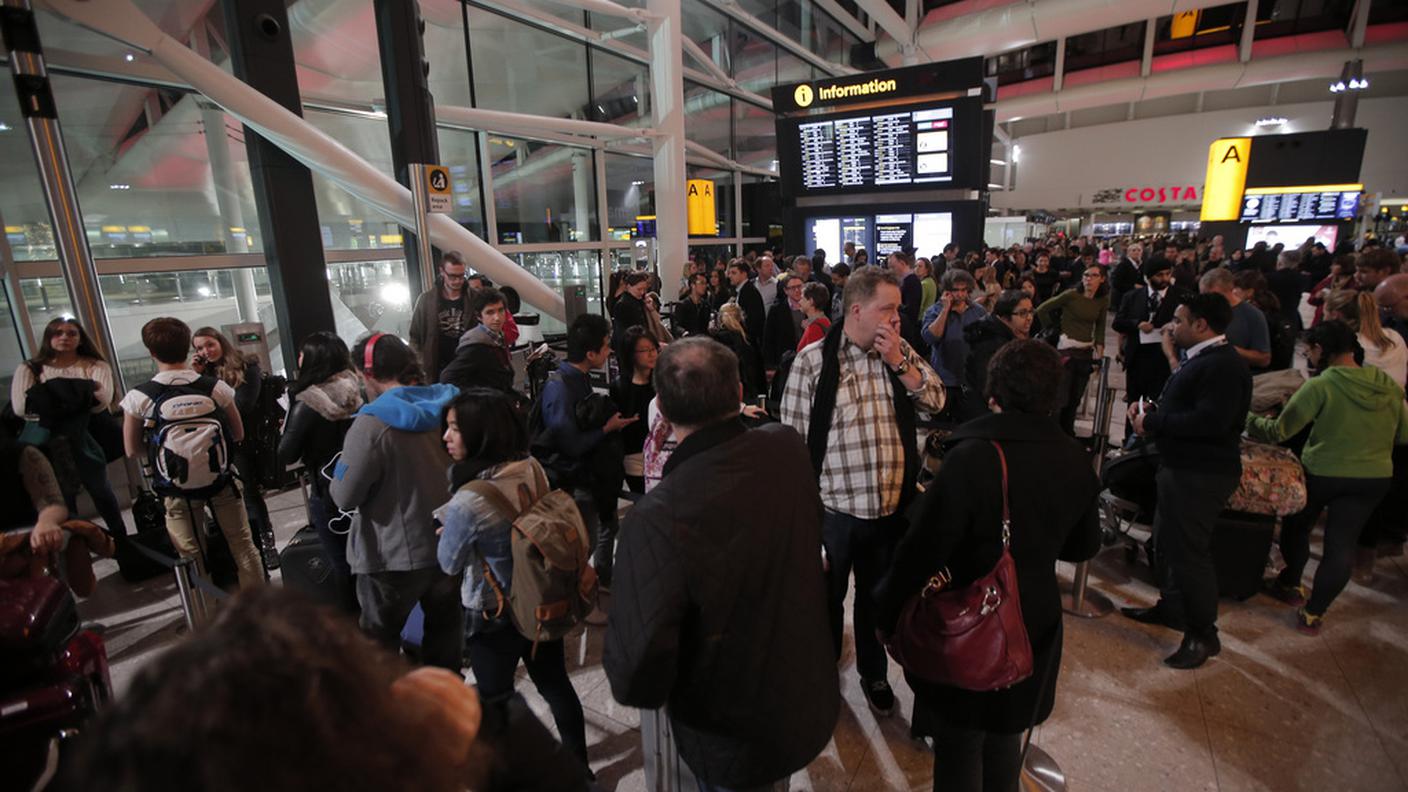 Passeggeri in attesa dell'apertura dello spazio aereo londinese