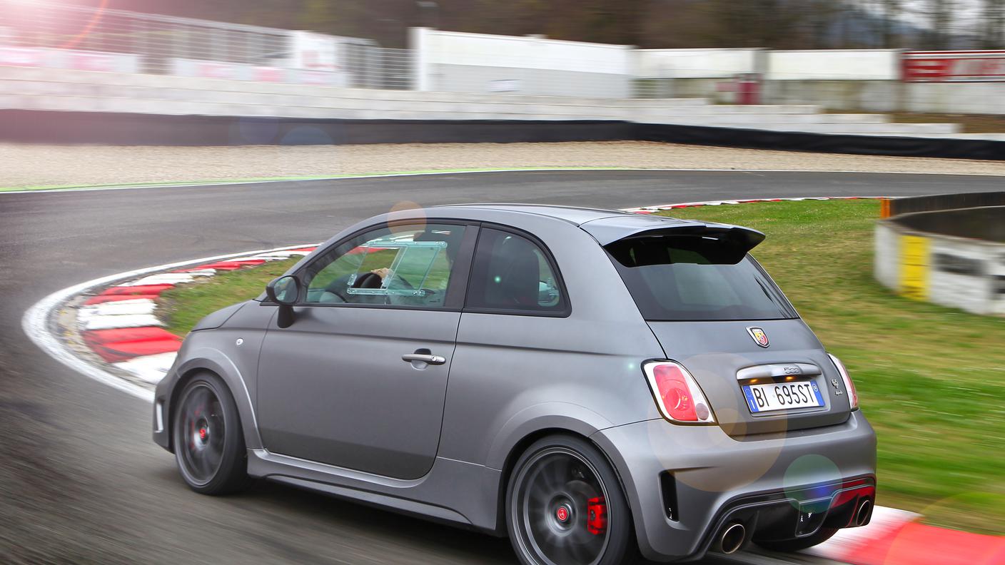 141208_Abarth_Media-Drive-Abarth-695-biposto-Varano_06.jpg