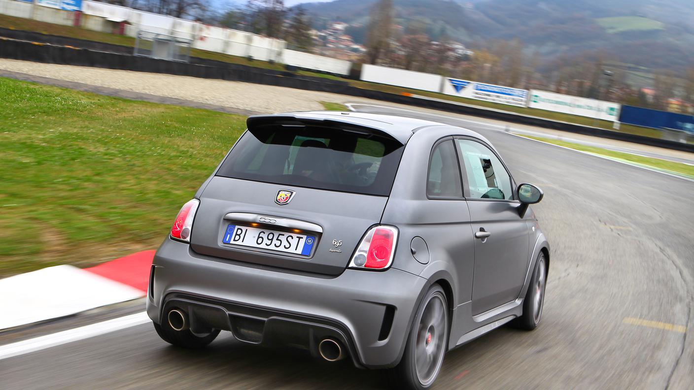 141208_Abarth_Media-Drive-Abarth-695-biposto-Varano_09.jpg