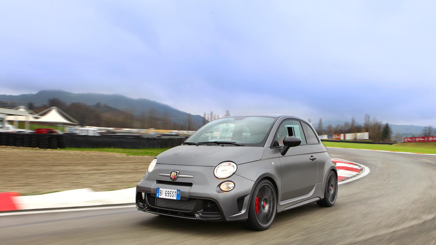141208_Abarth_Media-Drive-Abarth-695-biposto-Varano_03.jpg