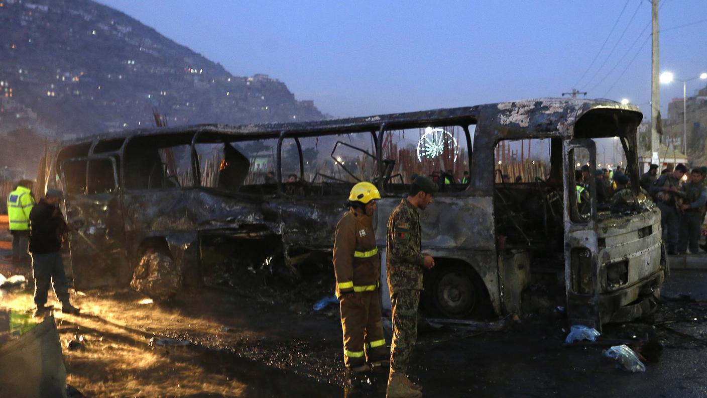 Ciò che resta dell'autobus bersaglio dell'attentato suicida a Kabul