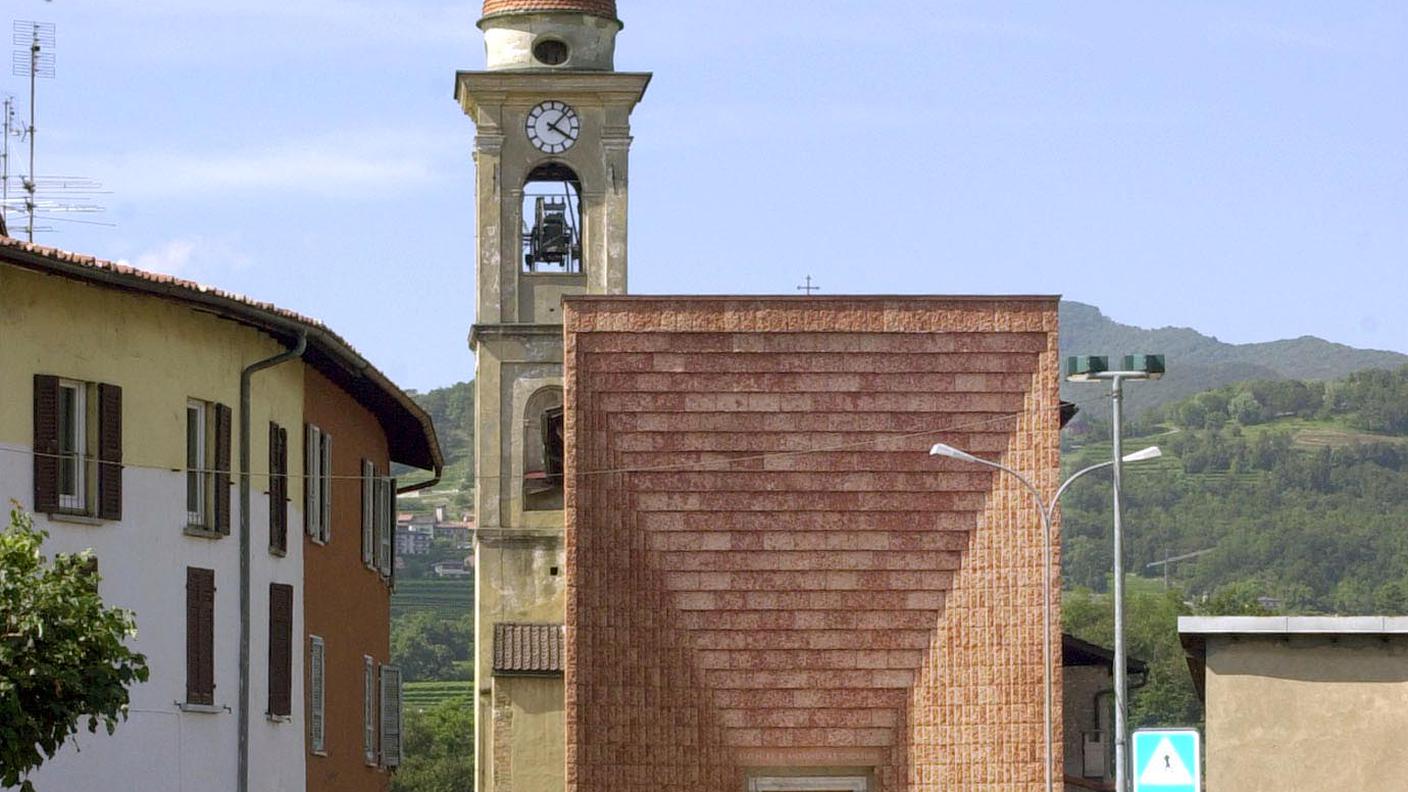 La chiesa parrocchiale di Genestrerio, con la facciata di Mario Botta ©Ti-Press.jpg