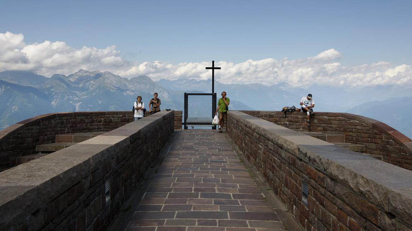 Un'altra foto della cappella ideata da Mario Botta sul Tamaro Keystone.jpg