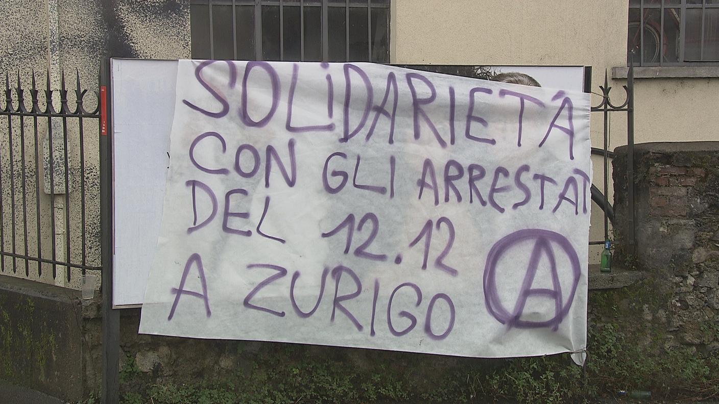 Lo striscione a sostegno degli autori dei disordini zurighesi apparso a Lugano