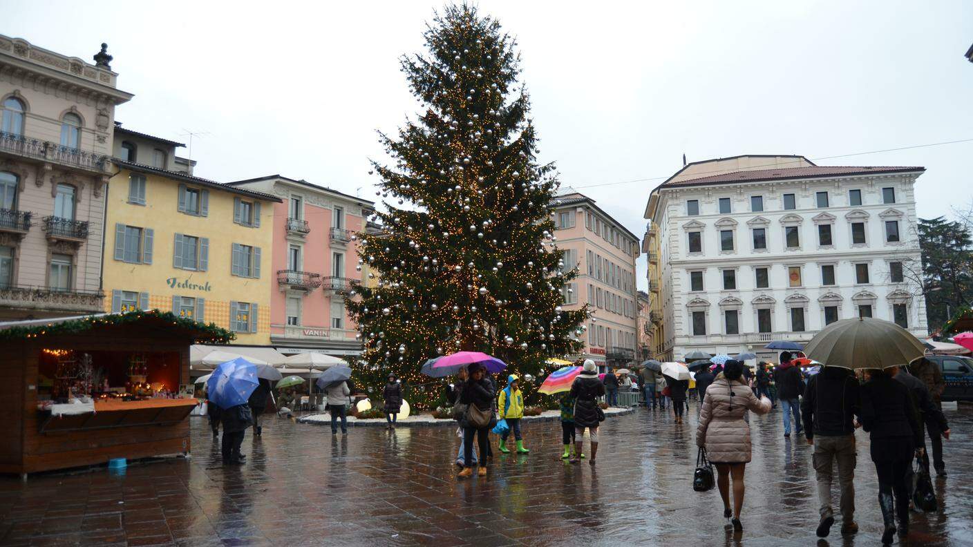 Piazza Riforma a Lugano con le bancarelle natalizie e il grande albero addobbato