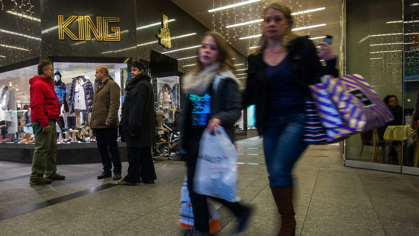 Shopping natalizio sotto i portici del centro a Locarno ©Ti-Press.jpg