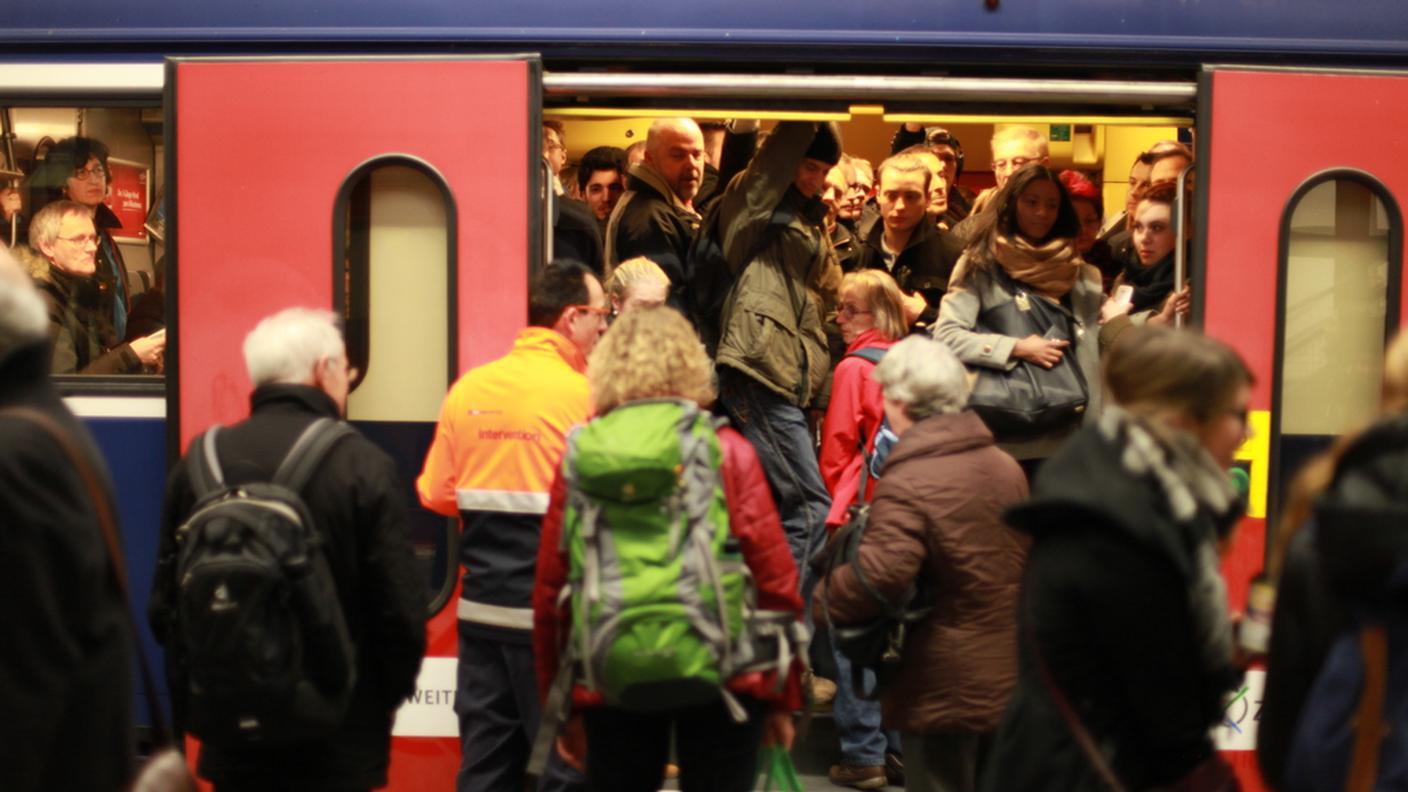 Viaggiatori si accalcano in un vagone a Winterthur