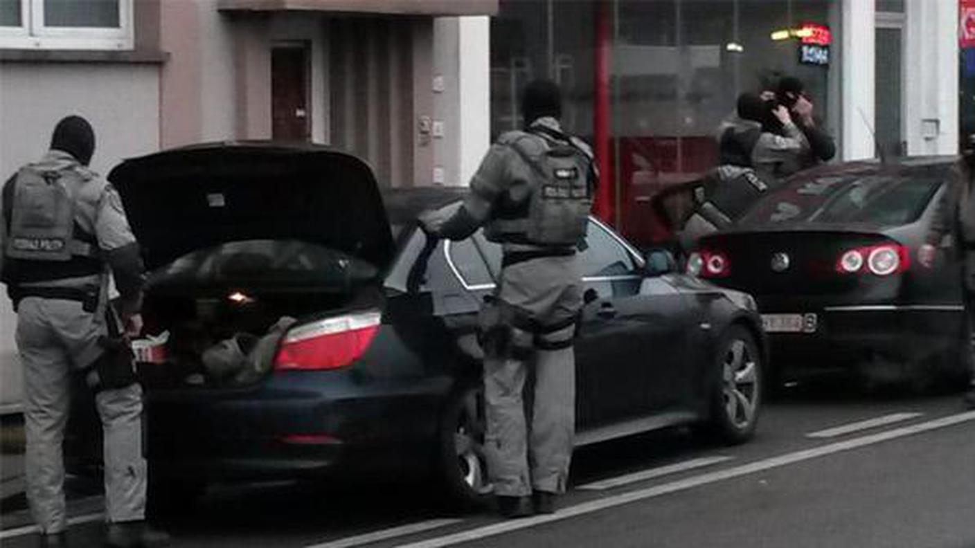 Agenti delle forze speciali della polizia belga davanti all'edificio a Gand
