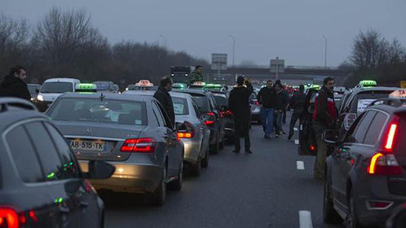 I tassisti parigini bloccano i collegamenti con i terminal aeroportuali