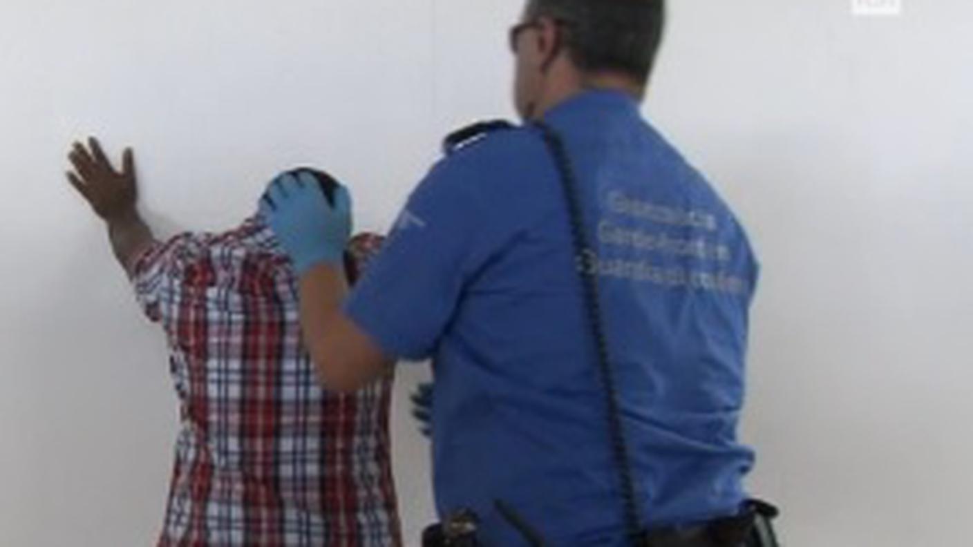  Sfruttavano la disperazione di chi fuggiva