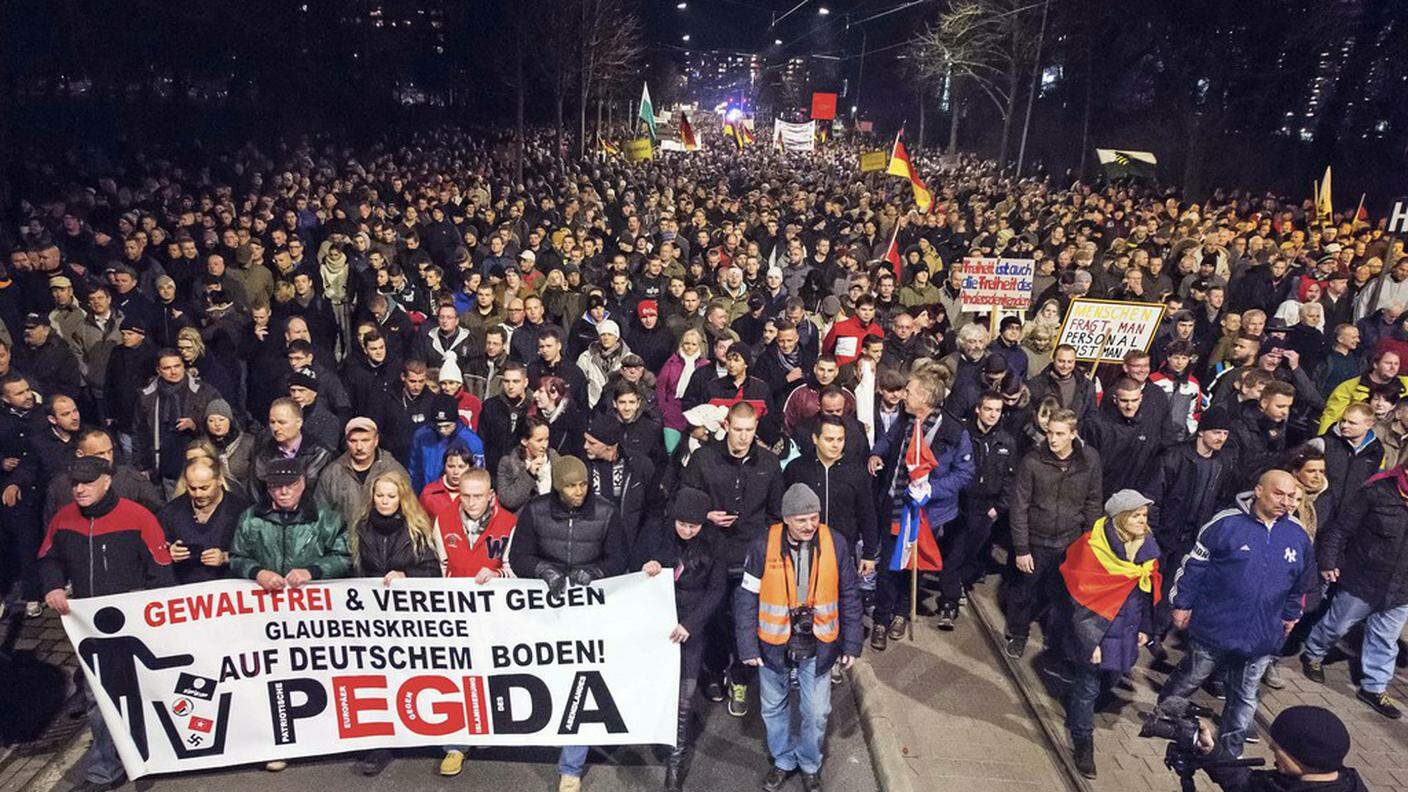 Erano migliaia i dimostranti scesi in piazza a Dresda lunedì sera