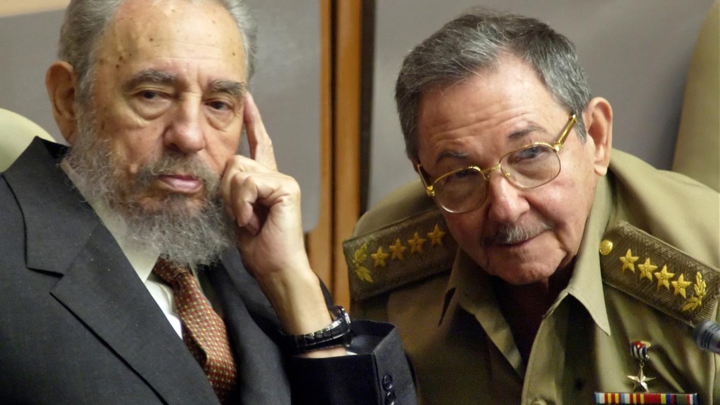 Con il Fratello Raul, allora ministro della Difesa, nel 2004
