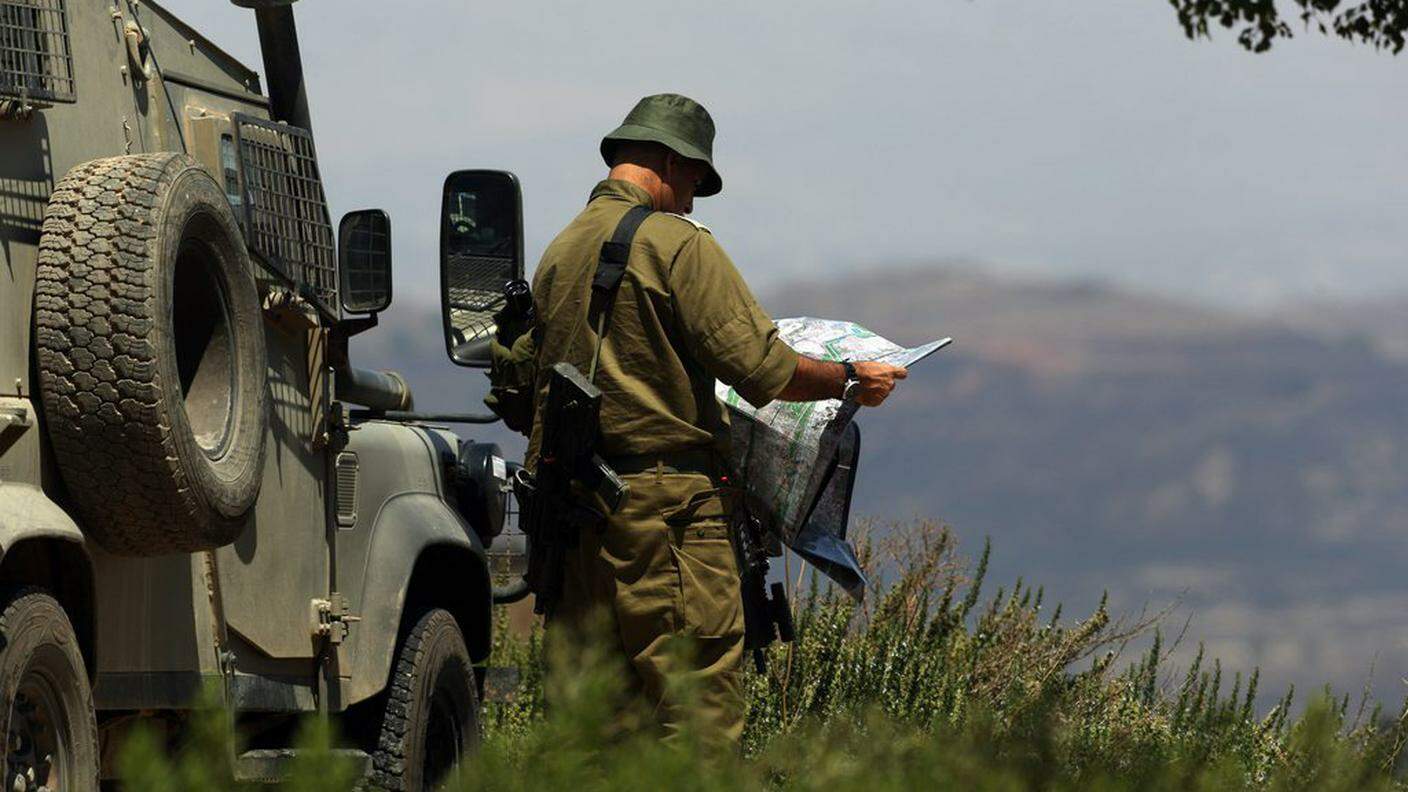 Un soldato israeliano nel Golan, al confine siriano