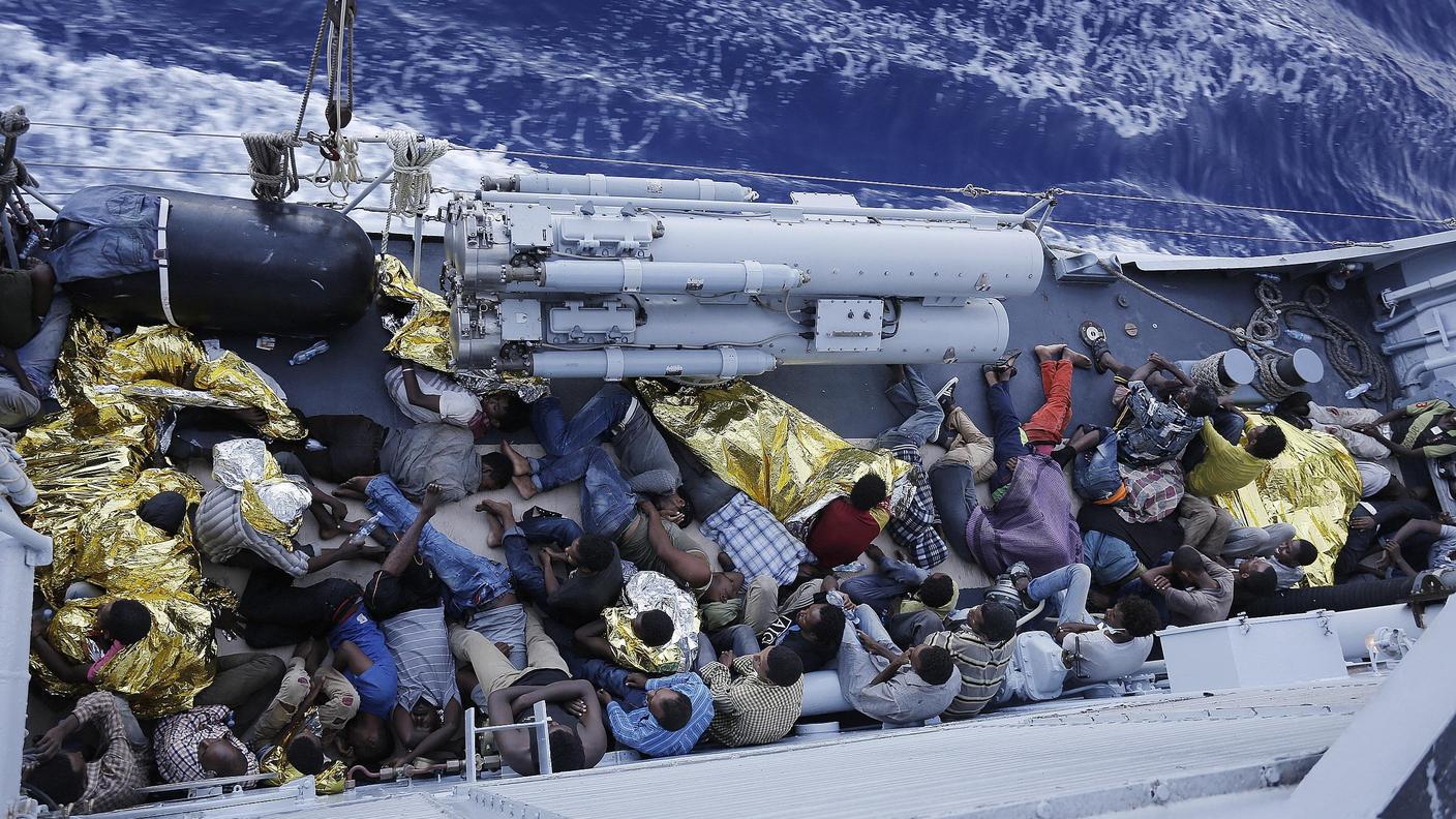 In fuga. Nel 2014 nel Mediterraneo sono morti 3'419 migranti (dati ONU), una cifra quasi tre volte superiore al 2011. Numeri che rispecchiano la situazione di crisi che interessa tutta l’area nordafricana e mediorientale. Nel 2014 l’operazione ‘Mare nostrum’ viene sostituita da 'Triton'.