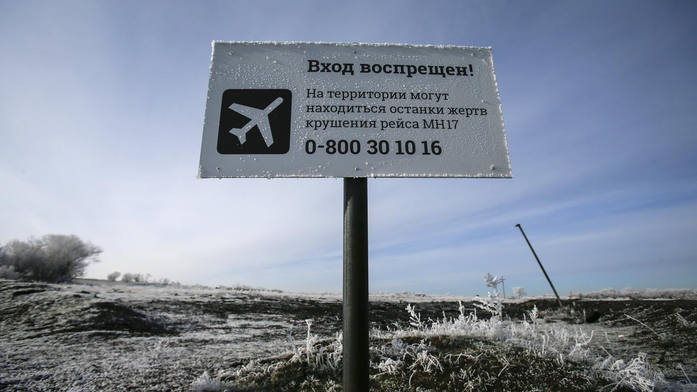 Ucraina spezzata. Febbraio 2014 iniziano i disordini nella penisola della Crimea, che chiede autonomia da Kiev. La popolazione è per la maggioranza russa. Si susseguono mesi di scontri. All'apice delle tensioni un aereo di linea della Malaysia Airlines (partito da Amsterdam e diretto a Kuala Lumpur) con 298 passeggeri a bordo viene abbattuto a Oblast di Donetsk. Nessuno si assume la responsabilità dell'atto.