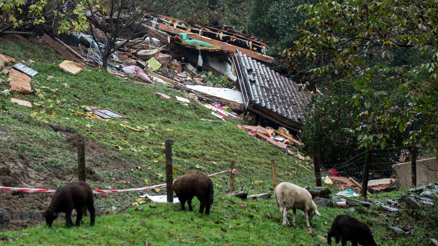 Quello che resta della casa distrutta da una frana che ha provocato la morte di una mamma trentunenne e della figlia a Bombinasco