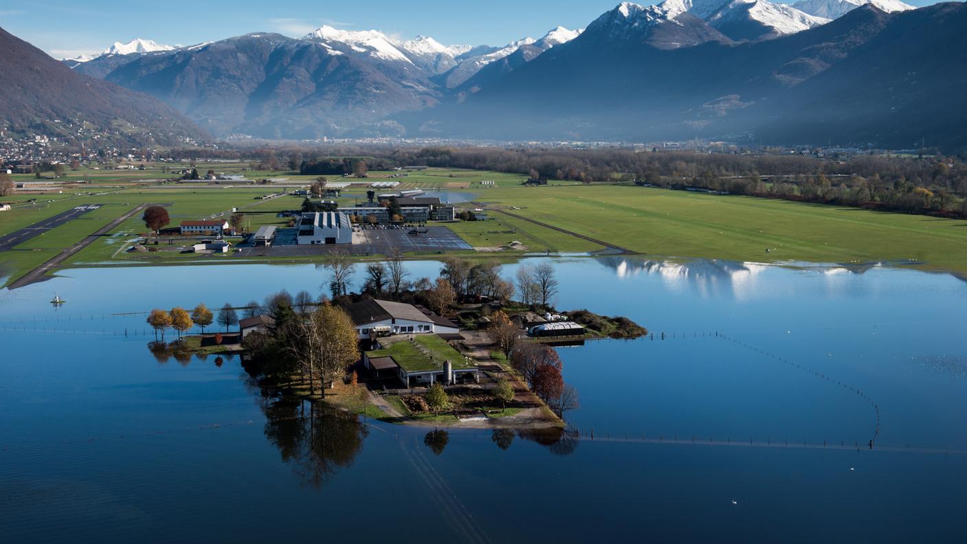 L'azienda agricola di Roberto e Davide Aerni circondata dall'acqua del lago Verbano esondato a Gordola